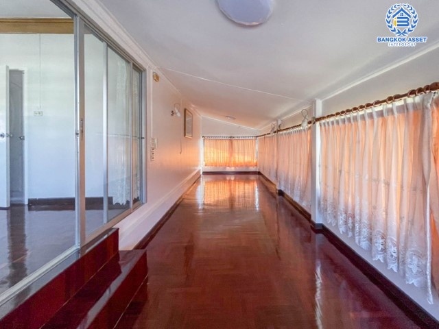 *****บ้านเดี่ยวมือสองย่านนนทบุรี ม. ศราวัณวิลล์ แจ้งวัฒนะ บนเนื้อที่ 54 ตร.ว. ฟังก์ชัน 4 ห้องนอน 3 ห้องน้ำ 3 ที่จอดรถ บ้านรีโนเวทใหม่ สภาพสวยพร้อมอยู่ แถมเครื่องปรับอากาศ บนทำเลเชื่อมต่อทุกการเดินทาง ใกล้รถไฟฟ้าสายสีชมพู "สถานีแจ้งวัฒนะ-ปากเกร็ด" และทางด่วน "ศรีรัช"